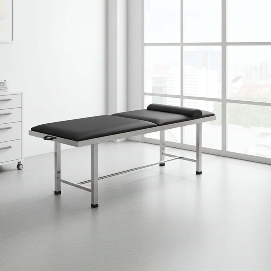 FitTec Behandlungsliege CY-C111S in einem modernen Raum mit Fenster und Behandlungsmöbel.