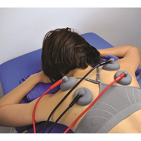 TUR Curatur 701 Elektrotherapie mit Elektroden auf Rücken für physiotherapeutische Anwendungen.